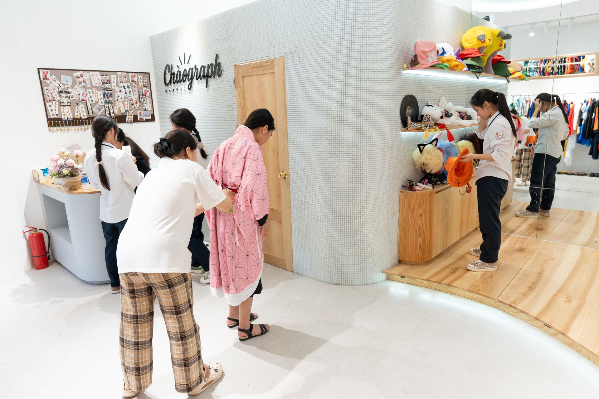 Chaograph — Staff and customers